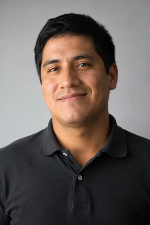 Retrato de Diego Cabrejos, fundador de Píxel Café Perú.